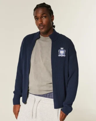 Avslappnad zip-up-tröja med emblem