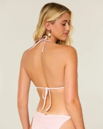 Bikinitopp i virkad stil med triangulära partier med paljetter