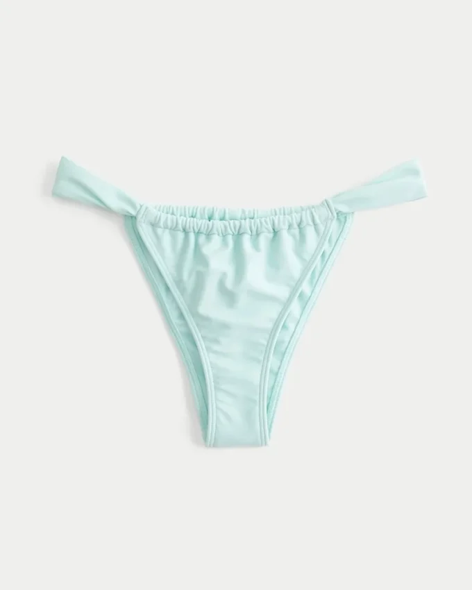 Bikinitrosa med breda band och högt skurna ben