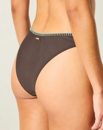 Bikinitrosa med högt ben