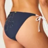 Bikinitrosa med knytband i sidan