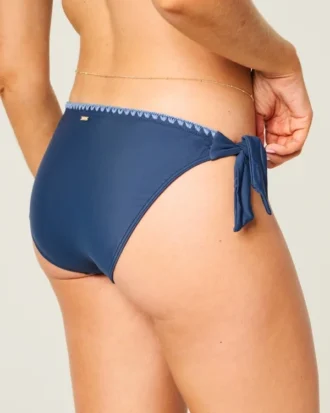 Bikinitrosa med sydda sidoknytband