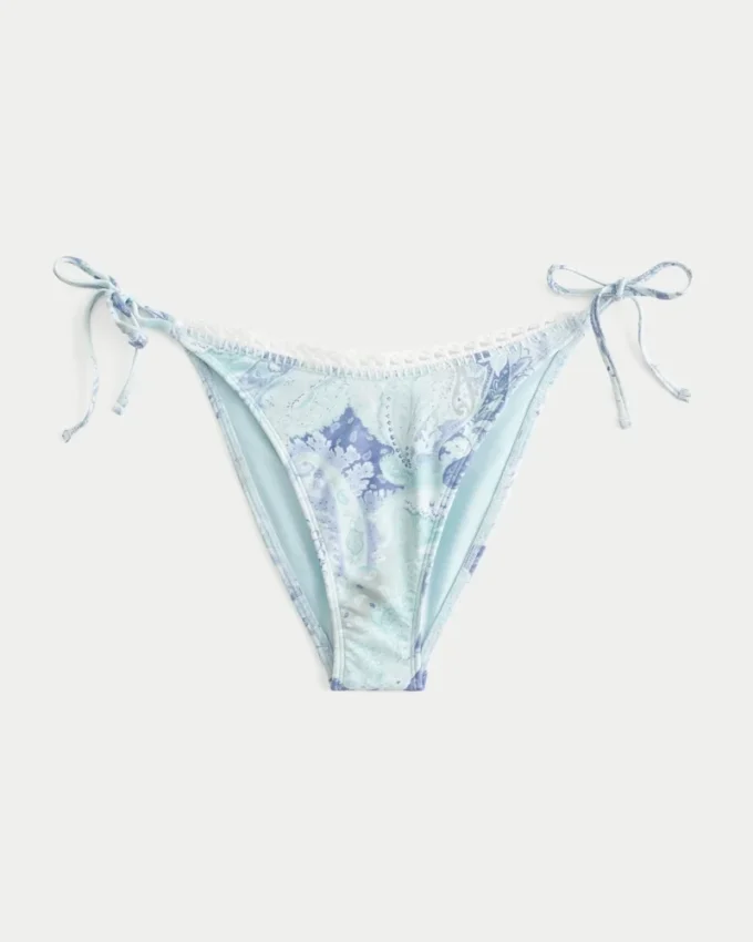 Bikinitrosa med virkad kant och knytband på sidorna