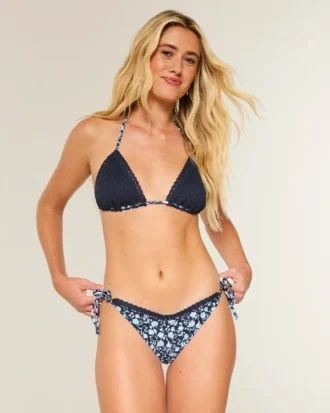 Bikinitrosa med virkad kant och knytband på sidorna