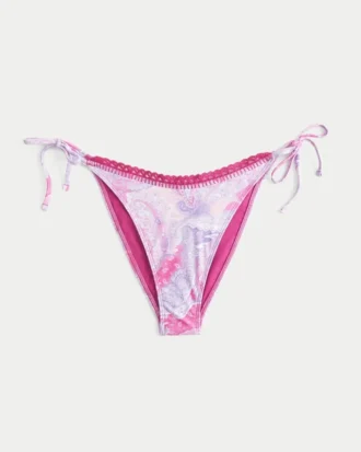 Bikinitrosa med virkad kant och knytband på sidorna