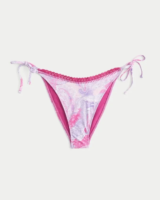 Bikinitrosa med virkad kant och knytband på sidorna