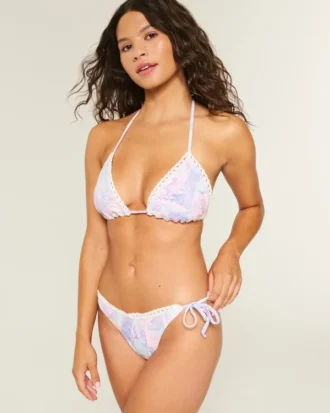 Bikinitrosa med virkad kant och knytband på sidorna