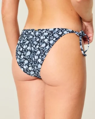Bikinitrosa med virkad kant och knytband på sidorna