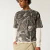 Boxig, kraftig, kort camouflage-T-shirt med rund hals
