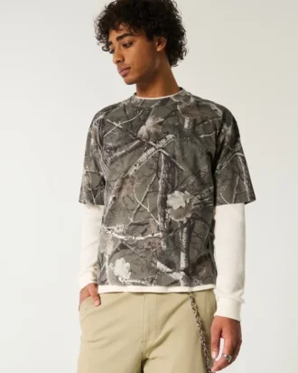 Boxig, kraftig, kort camouflage-T-shirt med rund hals
