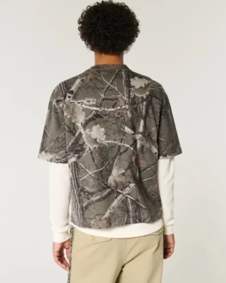 Boxig, kraftig, kort camouflage-T-shirt med rund hals