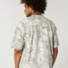 Boxig, kraftig, kort camouflage-T-shirt med rund hals