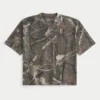 Boxig, kraftig, kort camouflage-T-shirt med rund hals