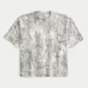 Boxig, kraftig, kort camouflage-T-shirt med rund hals