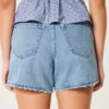 Curvy högmidjade, medellavtvättade, avslappnade jeansshorts 5″ Curvy högmidjade, medellavtvättade, avslappnade jeansshorts 5″
