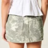 Curvy låg midja mini-skort i kamouflage-denim Curvy låg midja mini-skort i kamouflage-denim