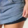 Curvy lågmidjad miniskort i mediumtvättad denim