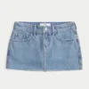 Curvy lågmidjad miniskort i mediumtvättad denim