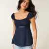 Enkel babydoll-top i satin med knytband Enkel babydoll-top i satin med knytband