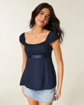 Enkel babydoll-top i satin med knytband