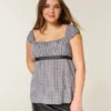 Enkel babydoll-top i satin med knytband Enkel babydoll-top i satin med knytband