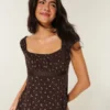 Enkel babydoll-top i satin med knytband Enkel babydoll-top i satin med knytband