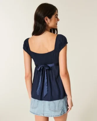 Enkel babydoll-top i satin med knytband