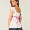 Enkel babydoll-top i satin med knytband Enkel babydoll-top i satin med knytband
