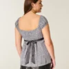 Enkel babydoll-top i satin med knytband Enkel babydoll-top i satin med knytband
