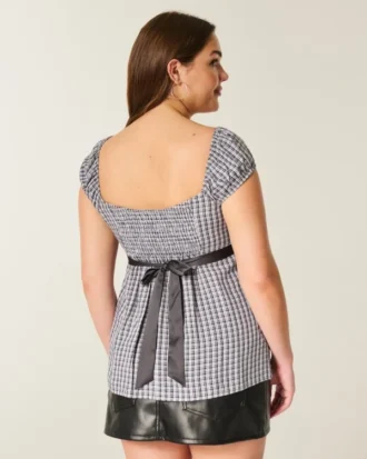 Enkel babydoll-top i satin med knytband