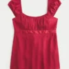 Enkel babydoll-top i satin med knytband Enkel babydoll-top i satin med knytband