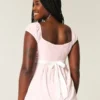 Enkel babydoll-top i satin med knytband Enkel babydoll-top i satin med knytband