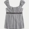 Enkel babydoll-top i satin med knytband Enkel babydoll-top i satin med knytband