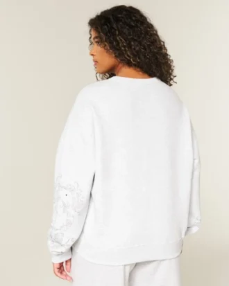 Enkel sweatshirt med nitar och grafiskt tryck Enkel sweatshirt med nitar och grafiskt tryck