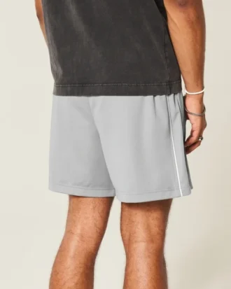 Fotbollsshorts i stickat material med logotyp, längd till mitten av låret
