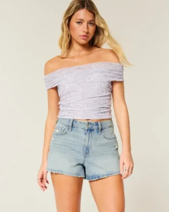 Högmidjade A-linjeformade jeansshorts i ljus tvätt med slitna detaljer