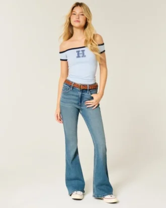 Högmidjade jeans med medium tvätt och utsvängda ben