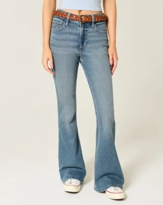 Högmidjade jeans med medium tvätt och utsvängda ben