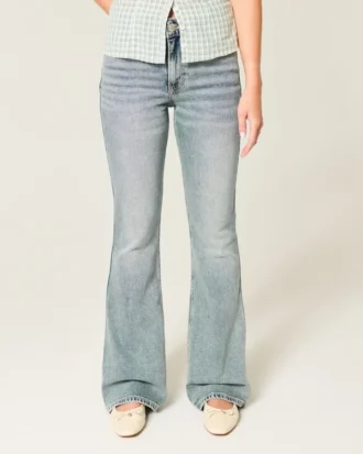 Högmidjade jeans med medium tvätt och utsvängda ben