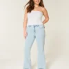 Högmidjade, ljusblå flare-jeans med broderat hjärta Högmidjade, ljusblå flare-jeans med broderat hjärta