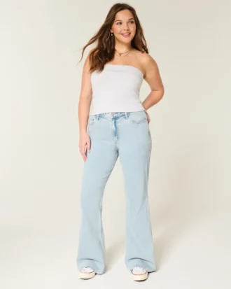 Högmidjade, ljusblå flare-jeans med broderat hjärta