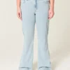 Högmidjade, ljusblå flare-jeans med broderat hjärta Högmidjade, ljusblå flare-jeans med broderat hjärta