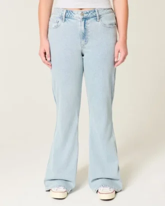 Högmidjade, ljusblå flare-jeans med broderat hjärta