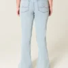 Högmidjade, ljusblå flare-jeans med broderat hjärta Högmidjade, ljusblå flare-jeans med broderat hjärta