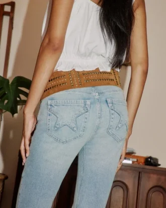 Högmidjade, ljusblå jeans med stjärnfickor och utsvängda ben