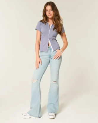 Högmidjade, slitna, ljusblå flare-jeans