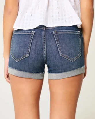 Högmidjade, slitna shorts i mörk tvättad denim
