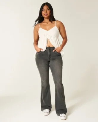 Högmidjade tvättade svarta broderade flare-jeans