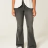 Högmidjade tvättade svarta broderade flare-jeans