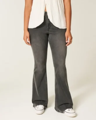 Högmidjade tvättade svarta broderade flare-jeans
